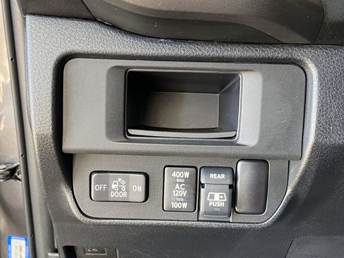 Used 2017 Toyota Tacoma TRD Off-Road w/ Premium & Technology Package AWD/4WD image 28