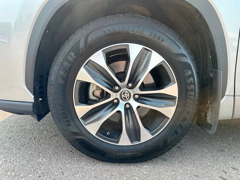 Used 2020 Toyota Highlander XLE AWD/4WD image 41