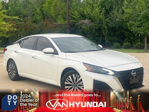 Used 2023 Nissan Altima 2.5 SV FWD image 1