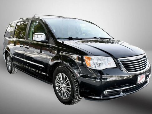 Used 2014 Chrysler Town & Country Touring-L w/ Driver Convenience Group image 9
