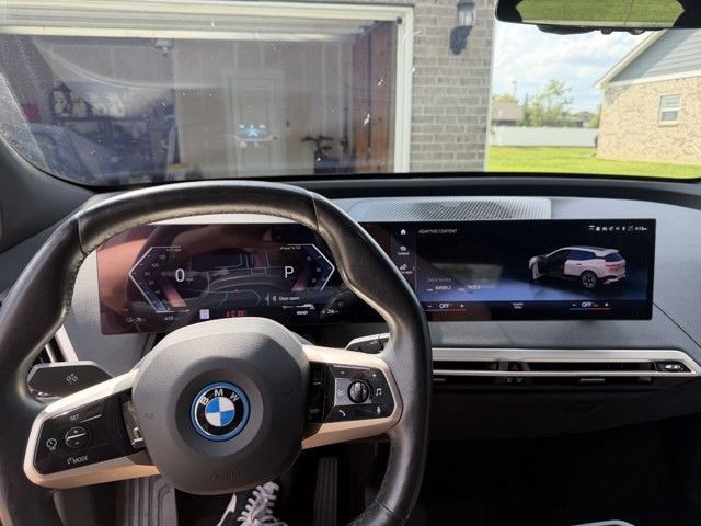 Used 2022 BMW iX xDrive50 w/ Sport Package AWD/4WD image 7