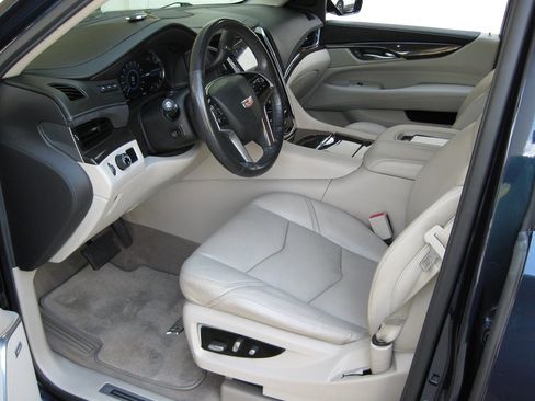 Used 2020 Cadillac Escalade Premium Luxury RWD image 13