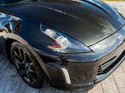 Used 2018 Nissan 370Z Touring RWD image 9