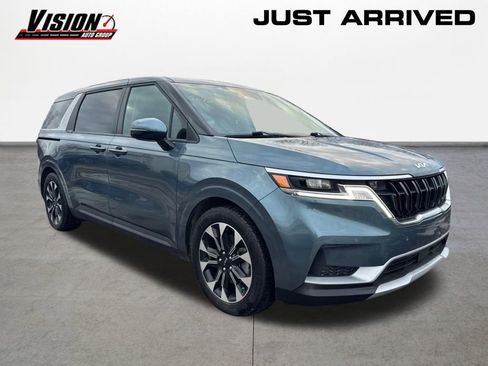 Used 2024 Kia Carnival EX image 3