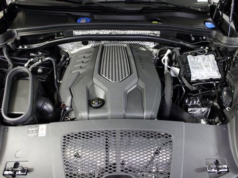 Certified 2025 Porsche Macan AWD/4WD image 39