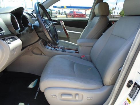 Used 2012 Toyota Highlander Limited w/ Tow Pkg FWD image 9