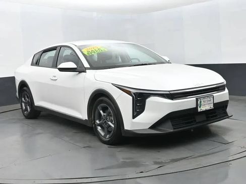 Used 2025 Kia K4 FWD image 2