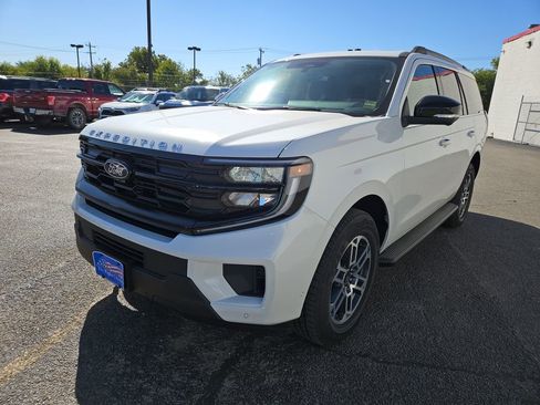 New 2025 Ford Expedition Active image 4