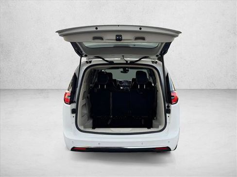 Used 2023 Chrysler Pacifica Touring-L FWD image 7