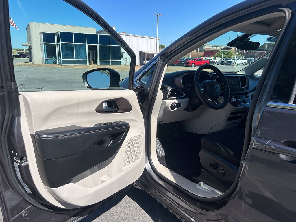 Used 2023 Chrysler Voyager LX FWD image 10