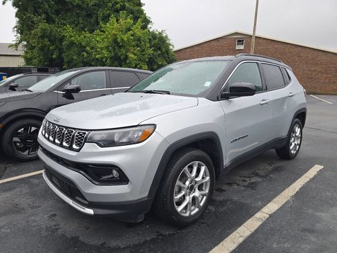 Used 2025 Jeep Compass Limited AWD/4WD image 2
