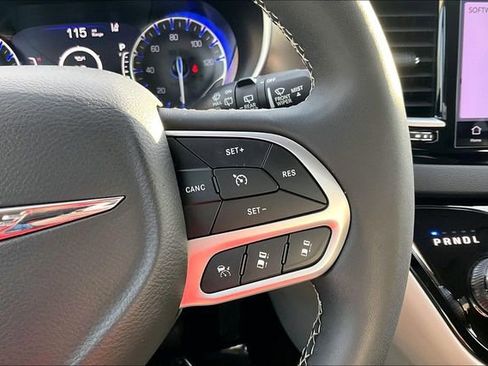 Used 2024 Chrysler Pacifica Touring-L image 19