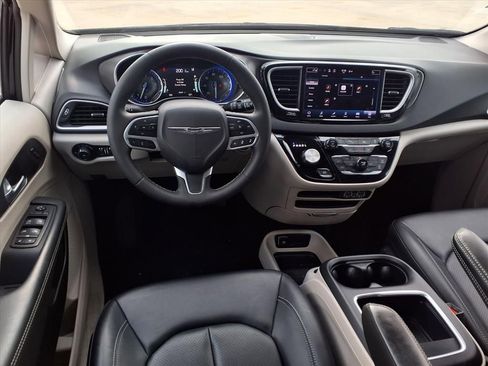 Used 2024 Chrysler Pacifica Touring-L image 3