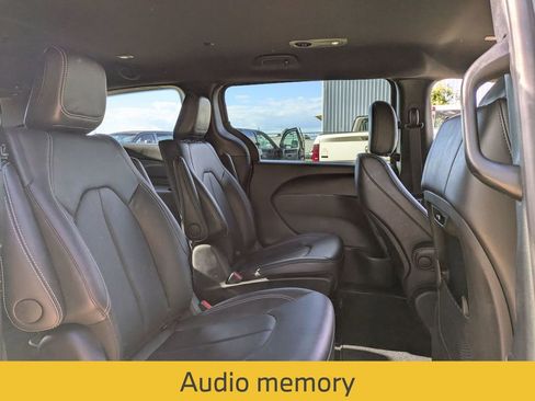 Used 2025 Chrysler Pacifica Select image 31