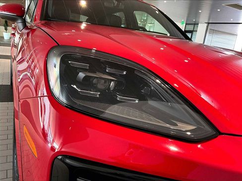 Used 2026 Porsche Cayenne S image 15