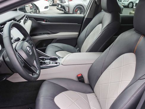 Used 2018 Toyota Camry XLE image 17