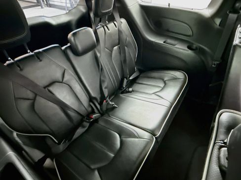 Used 2025 Chrysler Pacifica Limited FWD image 26