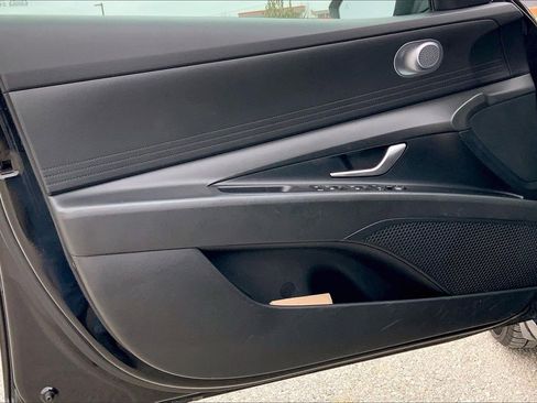 Used 2023 Hyundai Elantra SEL image 19