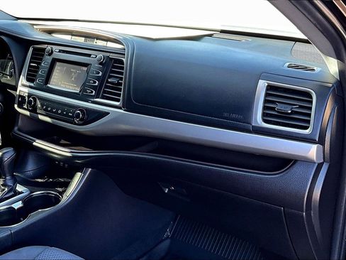 Used 2019 Toyota Highlander LE image 15