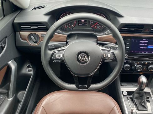 Used 2022 Volkswagen Passat 2.0T FWD image 5