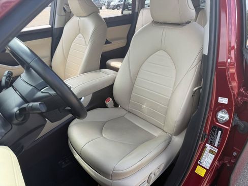 Used 2022 Toyota Highlander XLE FWD image 17