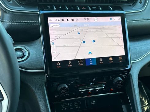 Used 2023 Jeep Grand Cherokee Limited w/ Black Appearance Package image 16