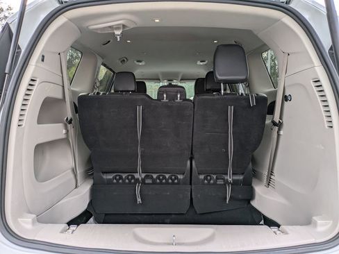 Used 2023 Chrysler Pacifica Touring-L image 13