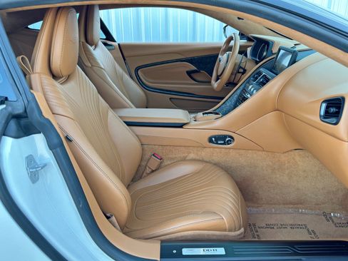Used 2022 Aston Martin DB11 Coupe image 18
