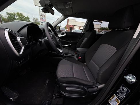 Used 2025 Kia Soul LX w/ LX Technology Package FWD image 25