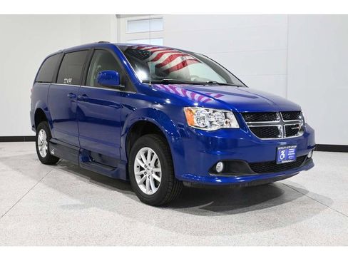 Used 2019 Dodge Grand Caravan SXT w/ Driver Convenience Group image 3