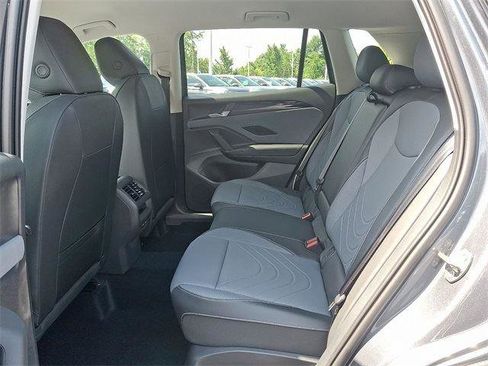 New 2025 Volkswagen Tiguan SE image 8