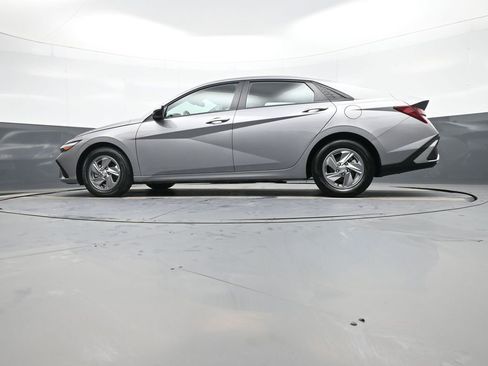 Certified 2025 Hyundai Elantra SE image 32