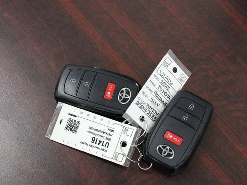 Certified 2025 Toyota 4Runner SR5 AWD/4WD image 27