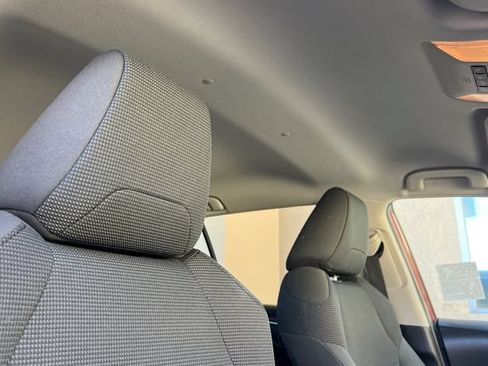 Used 2021 Toyota RAV4 LE AWD/4WD image 21