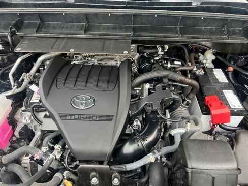 Used 2025 Toyota Highlander LE FWD image 34
