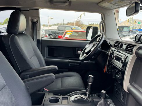 Used 2014 Toyota FJ Cruiser 4WD w/ Upgrade Package image 28