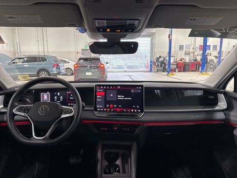Certified 2025 Volkswagen Tiguan SE image 6