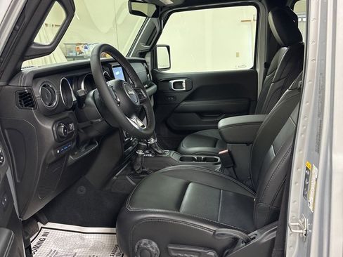 Used 2023 Jeep Wrangler Unlimited Sahara w/ Cold Weather Group image 9