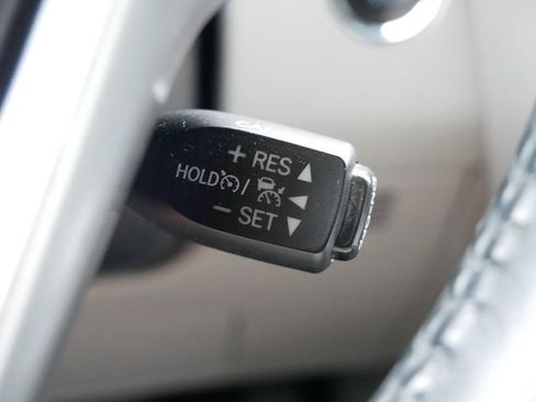 Used 2017 Toyota Highlander XLE AWD/4WD image 25