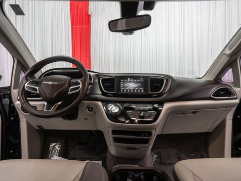 Used 2018 Chrysler Pacifica Touring-L FWD image 2