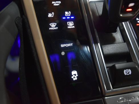 Used 2021 Porsche Cayenne AWD/4WD image 38