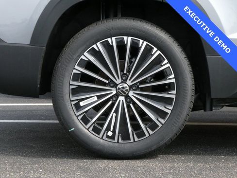 Certified 2025 Volkswagen Taos SE image 24
