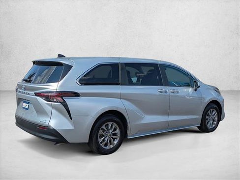Used 2024 Toyota Sienna LE FWD image 5