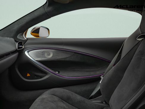 Used 2024 McLaren Artura RWD image 18