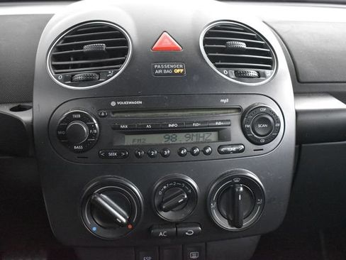 Used 2010 Volkswagen Beetle Coupe FWD image 10