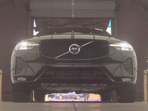 Used 2023 Volvo XC60 B5 Core image 2