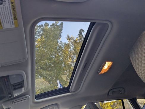 Used 2024 Subaru Crosstrek 2.0i Premium image 19