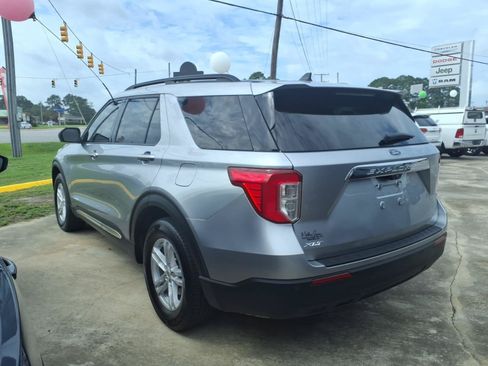 Used 2024 Ford Explorer XLT RWD image 4