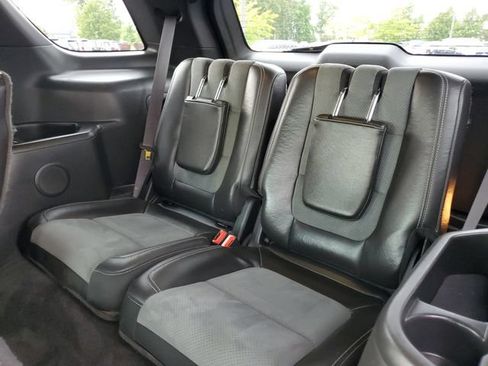 Used 2015 Ford Explorer XLT w/ Equipment Group 202A AWD/4WD image 33