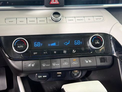 Used 2023 Hyundai Elantra Limited w/ Preferred Accessory Package FWD image 17